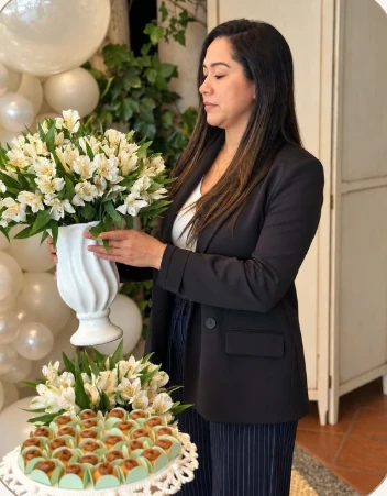 Anabel colocando un ramo de flores blancas en un evento