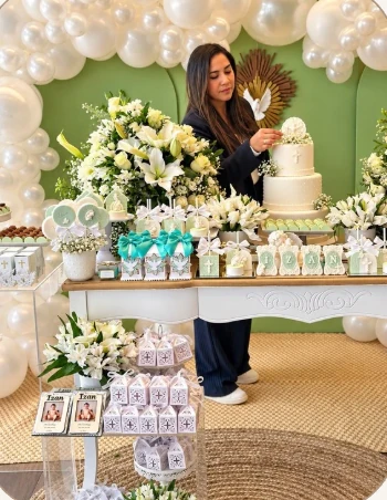 Anabel dando los últimos retoques a una mesa dulce en verde menta y blanco
