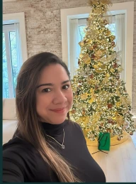 Anabel junto al árbol de Navidad terminado