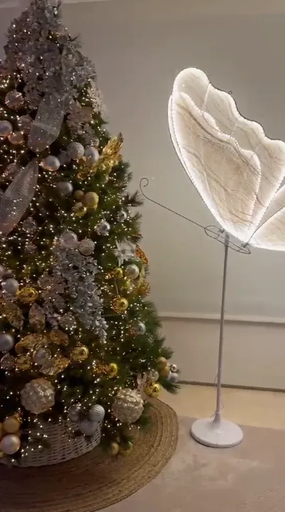 Árbol de Navidad terminado con mariposa de luz, remate final
