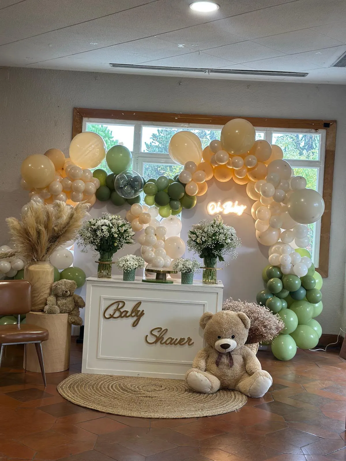 Baby shower en tonos verde oliva y crudo con neón Oh Baby
