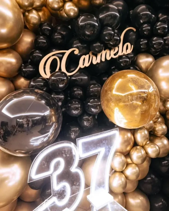 Cumpleaños elegante en negro y dorado con neón personalizado