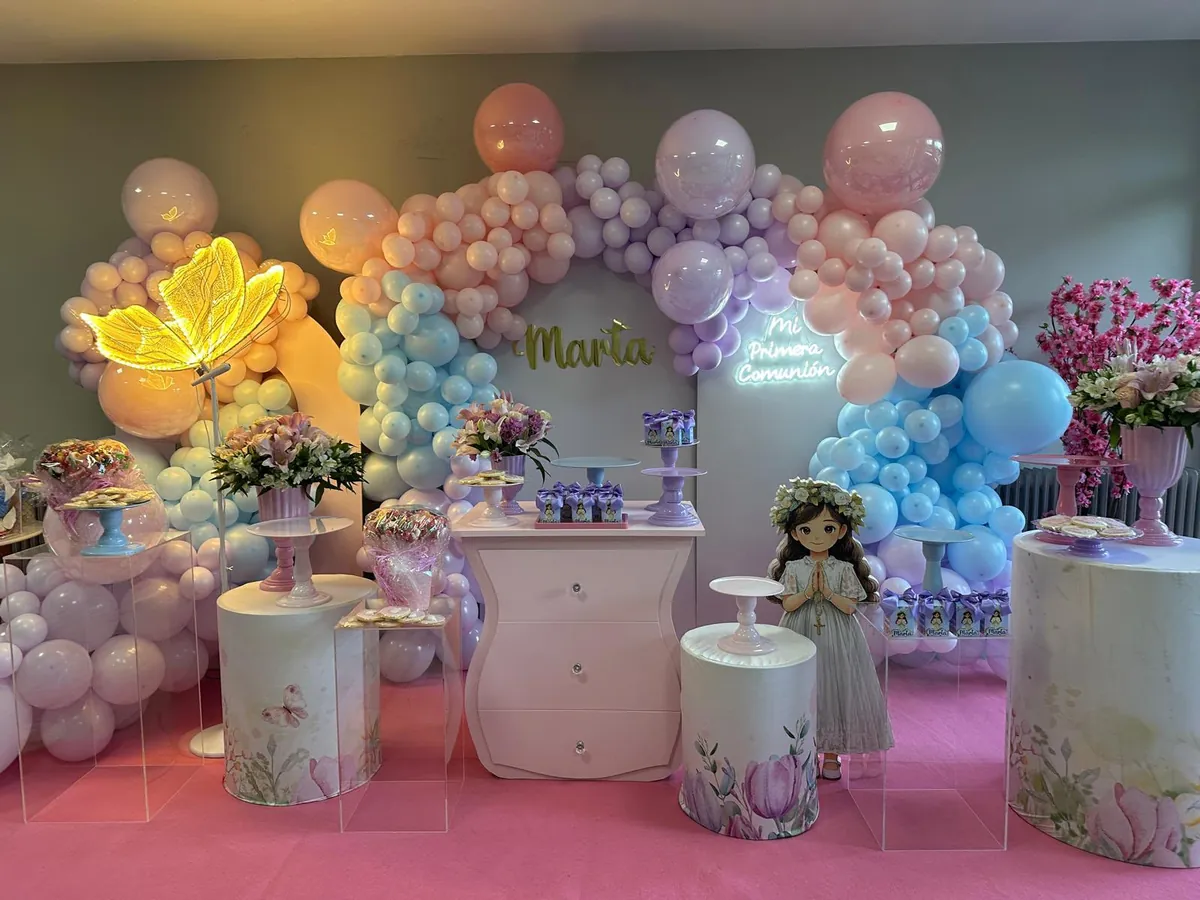 Arco de globos pastel multicolor con mariposa dorada para primera comunión