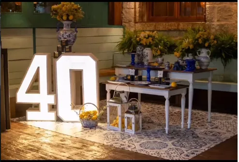 Número luminoso 40 con decoración en tonos azules y cerámica junto a cítricos