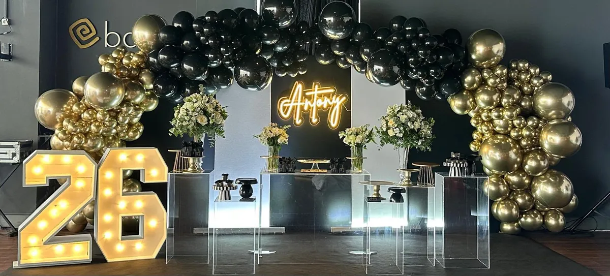 Cumpleaños de Antony en negro y dorado con neón personalizado y números luminosos