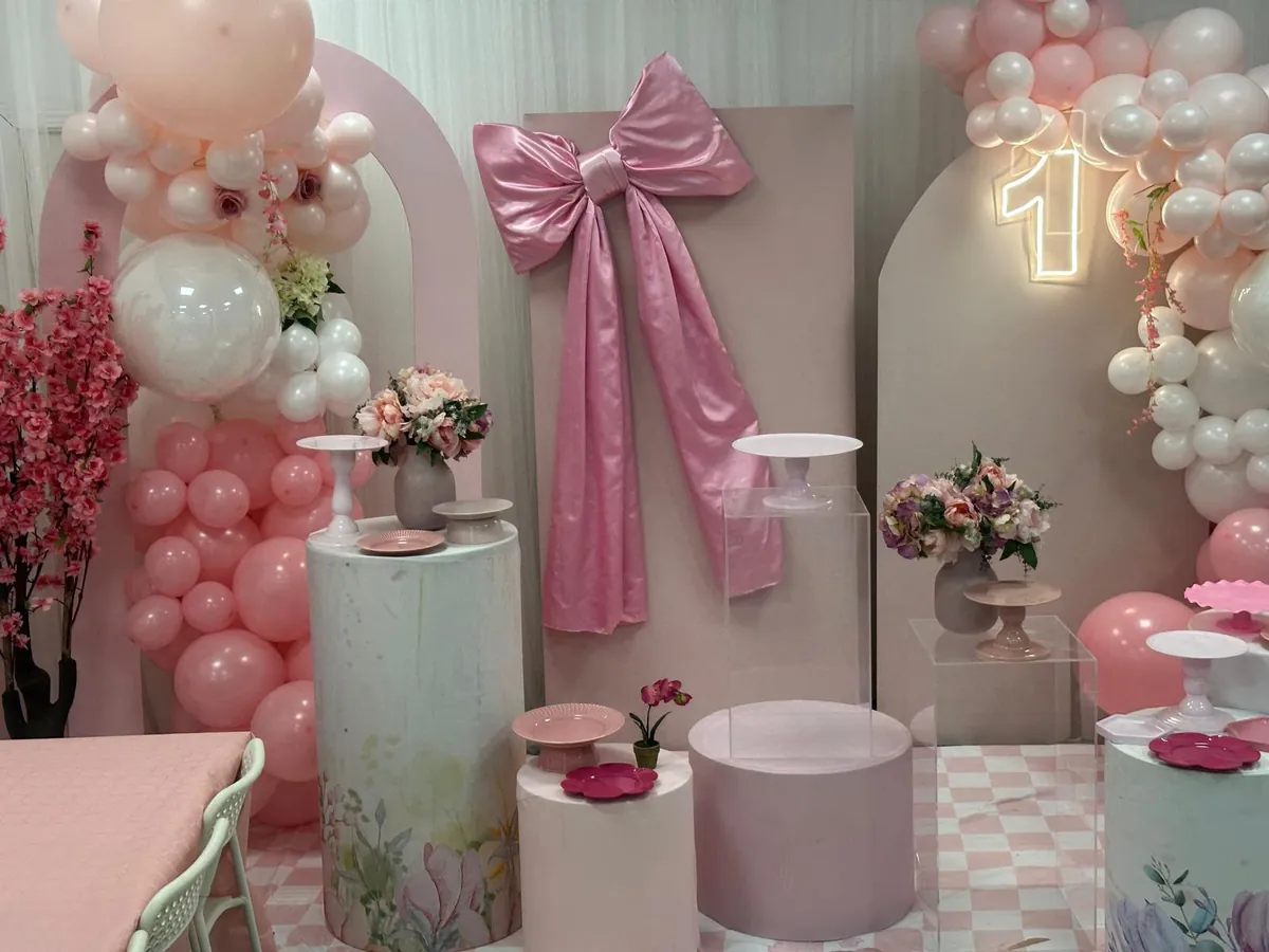 Primer cumpleaños con lazo de satén rosa XXL como pieza central
