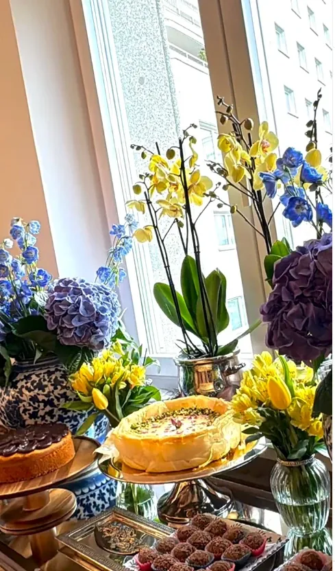 Mesa dulce con composición floral en azul y amarillo