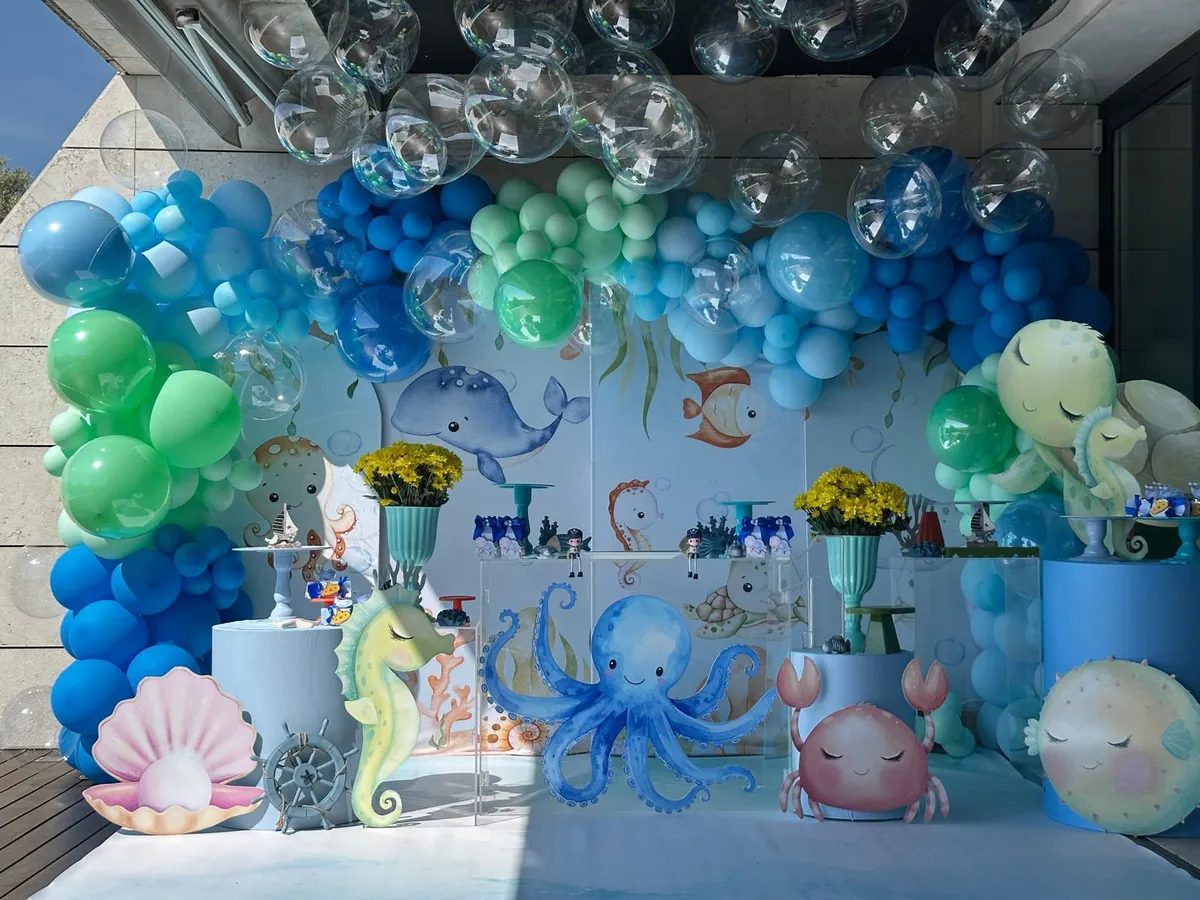 Decoración de fondo marino con globos burbuja para cumpleaños infantil