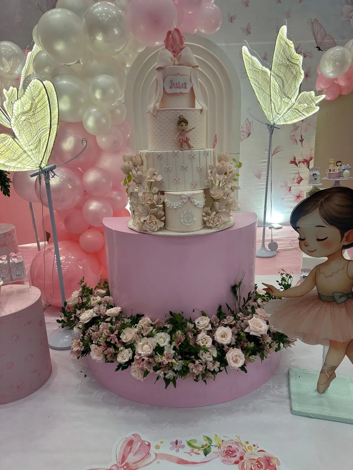 Tarta escultórica de bailarina a juego con la ambientación floral