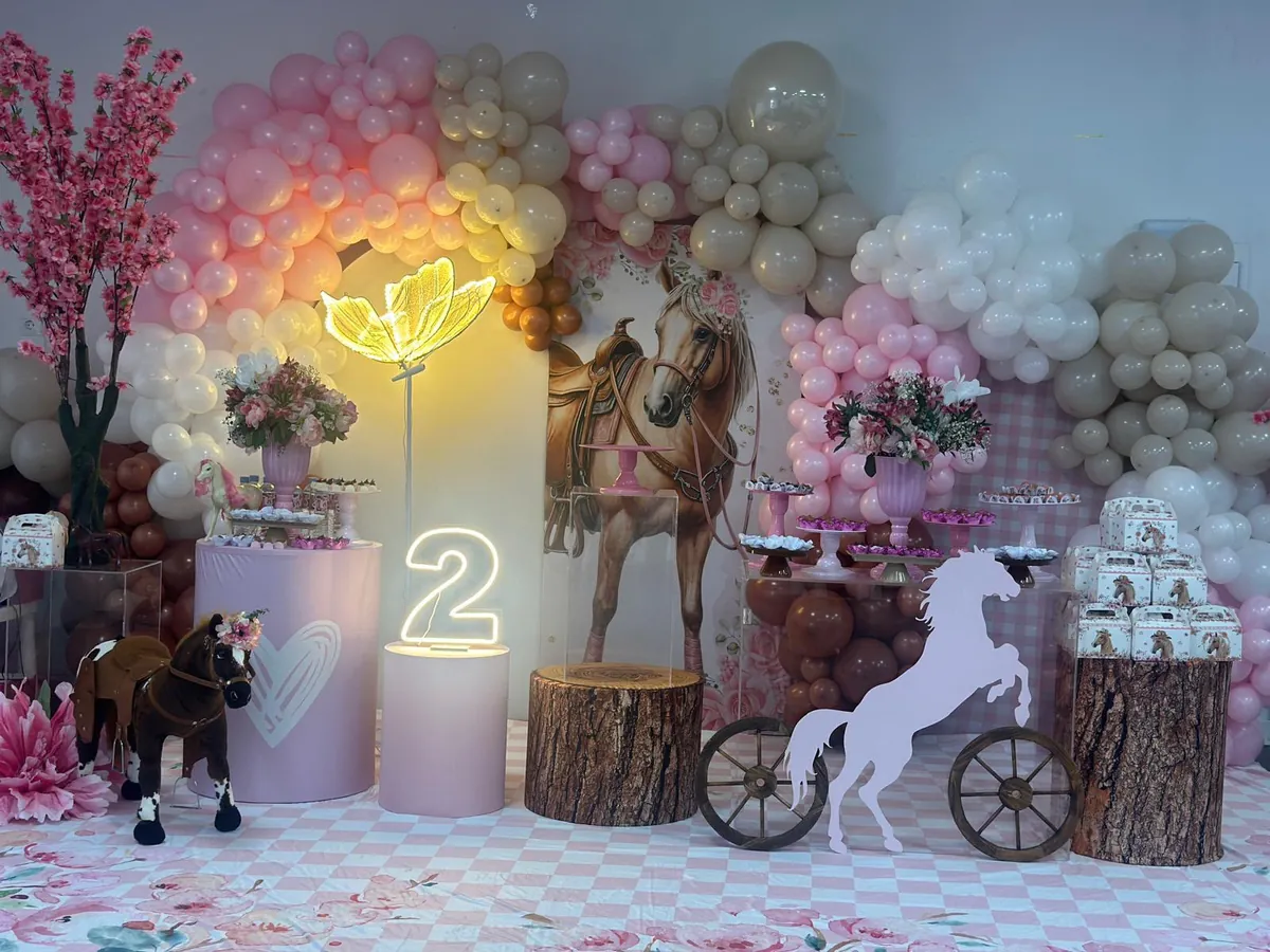 Decoración temática ecuestre rosa y dorado para segundo cumpleaños